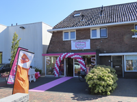 902617 Gezicht op de voorgevel van damesmodezaak HipEnzo (Meerndijk 26) te De Meern (gemeente Utrecht), dat versierd is ...